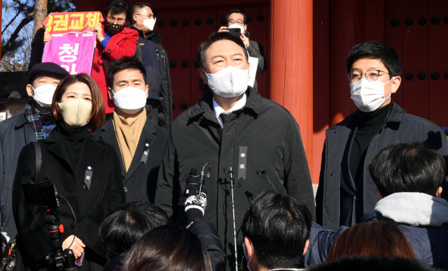 野, 코로나비상회의 정례화…'코로나 극복이 가장 시급한 문제'