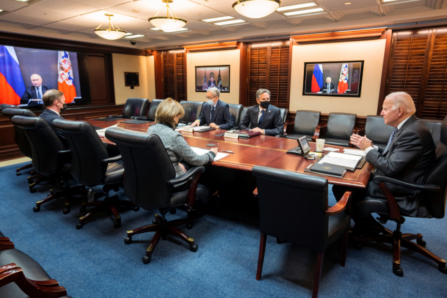 조 바이든(오른쪽) 미국 대통령이 지난 7일(현지 시간) 워싱턴DC 백악관 상황실에서 화상을 통해 블라디미르 푸틴 러시아 대통령과 정상회담을 하고 있다. /로이터연합뉴스