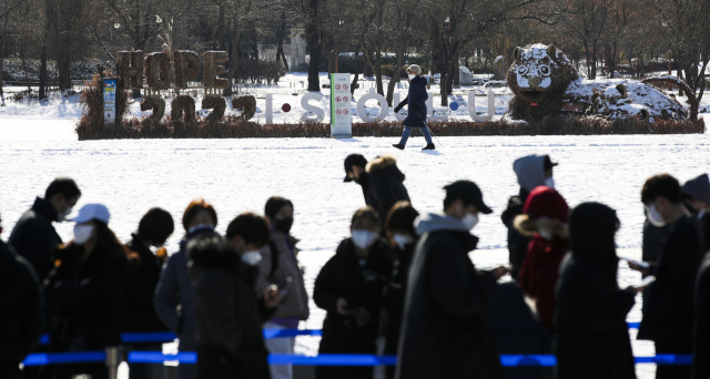 19일 서울 마포구 월드컵공원 평화광장에 마련된 코로나19 임시 선별검사소에서 시민들이 검사를 받기 위해 대기해 있다./연합뉴스