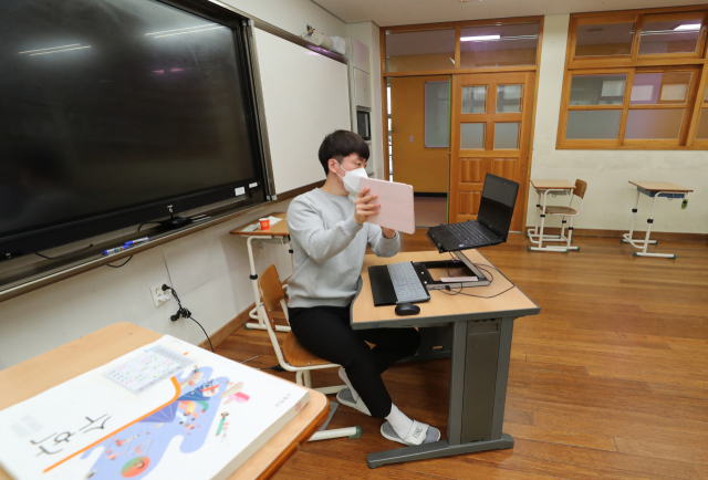 지난달 11일 세종시의 한 고등학교에서 교사가 학생들과 원격수업을 진행하고 있다./연합뉴스