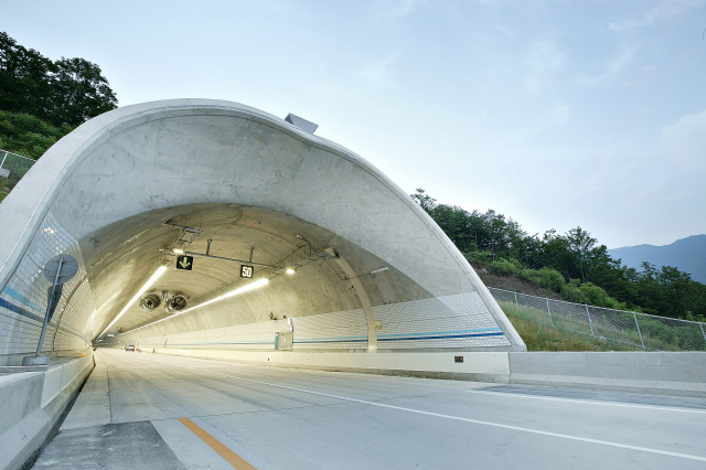 중소기업이 한국도로공사 설치 사업에 참여한 터널의 조명. /사진 제공=중소기업 옴부즈만
