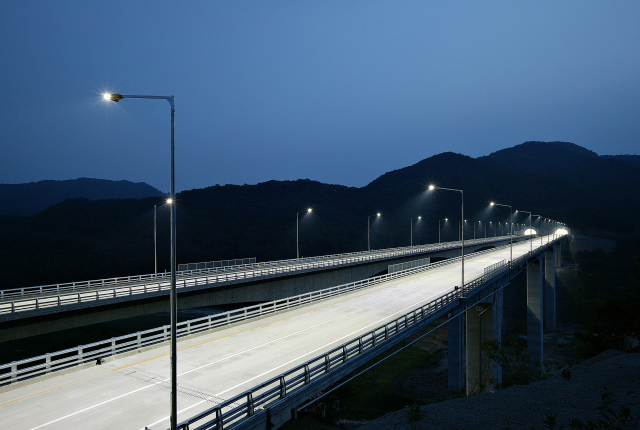 중소기업이 한국도로공사 설치 사업에 참여한 가로등. /사진 제공=중소기업 옴부즈만