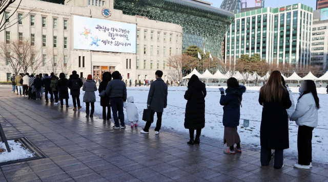 19일 서울시청 앞 광장에 마련된 신종 코로나바이러스 감염증(코로나19) 임시 선별검사소에서 시민들이 줄을 서고 있다. /연합뉴스