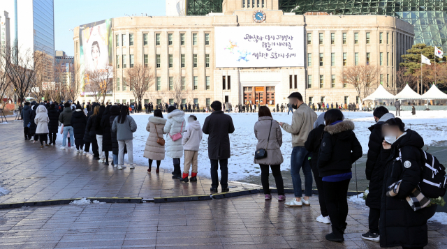 19일 서울시청 앞 광장에 마련된 신종 코로나바이러스 감염증(코로나19) 임시 선별검사소에서 시민들이 줄을 서고 있다. /연합뉴스