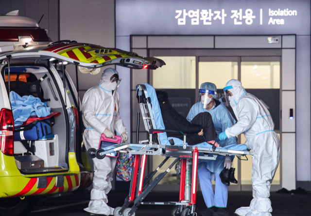 19일 오전 코로나19 전담 병원인 서울 중랑구 서울의료원에 인천 남동소방서 구급차를 탄 코로나19 환자가 이송되고 있다. 이날 0시 기준 위중증 환자는 1,025명으로 이틀 연속 1,000명을 넘었고 사망자는 78명이 발생했다. /연합뉴스