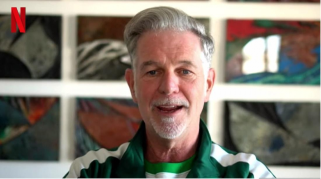 리드 헤이스팅스 넷플릭스 공동 CEO가 ‘오징어 게임’에 등장한 초록색 체육복을 입고 올 3분기 실적을 발표하고 있다. /넷플릭스 유튜브 캡처
