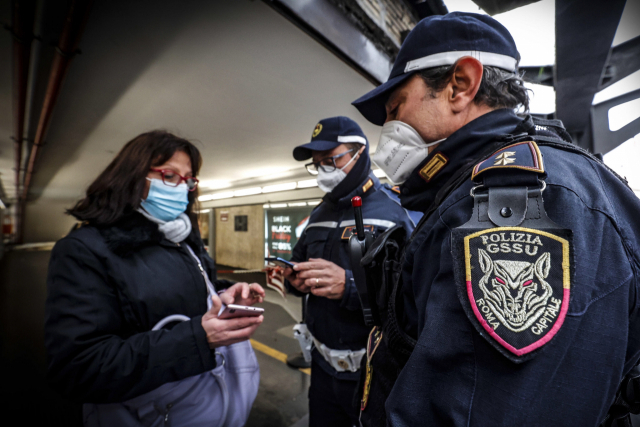 지난 6일(현지 시간) 이탈리아 로마에서 경찰이 스마트폰의 QR코드를 통해 시민의 코로나19 백신 접종 여부를 확인하고 있다. /EPA연합뉴스