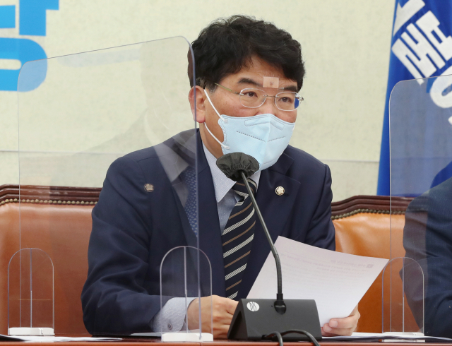 박완주 더불어민주당 정책위의장이 지난 16일 국회에서 열린 정책조정회의에서 발언하고 있다. /권욱 기자