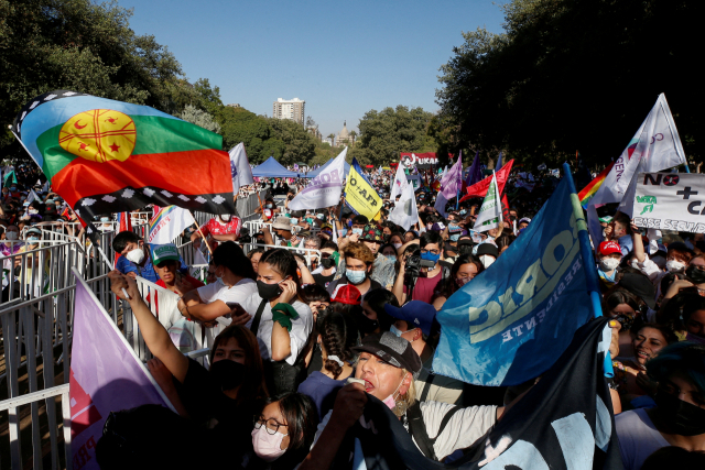 16일(현지 시간) 칠레 산티아고에서 가브리엘 보리치 후보를 지지하는 이들이 깃발을 흔들고 있다. /로이터연합뉴스