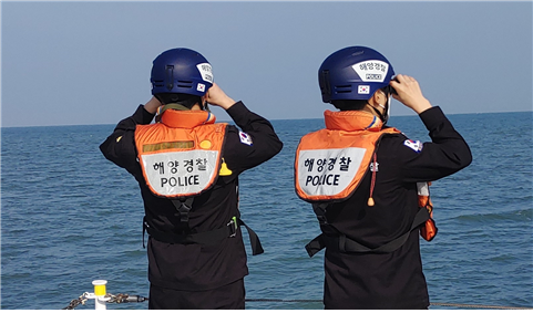 경비함정 근무 경찰관들에게 보급된 안전헬멧/사진제공=해양경찰청