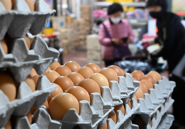 서울 시내 한 시장에서 달걀이 판매되고 있다. /성형주기자