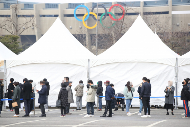 20일 오후 서울 잠실종합운동장 주차장에 마련된 코로나19 임시선별검사소를 찾은 시민들이 검사 순서를 기다리고 있다./연합뉴스