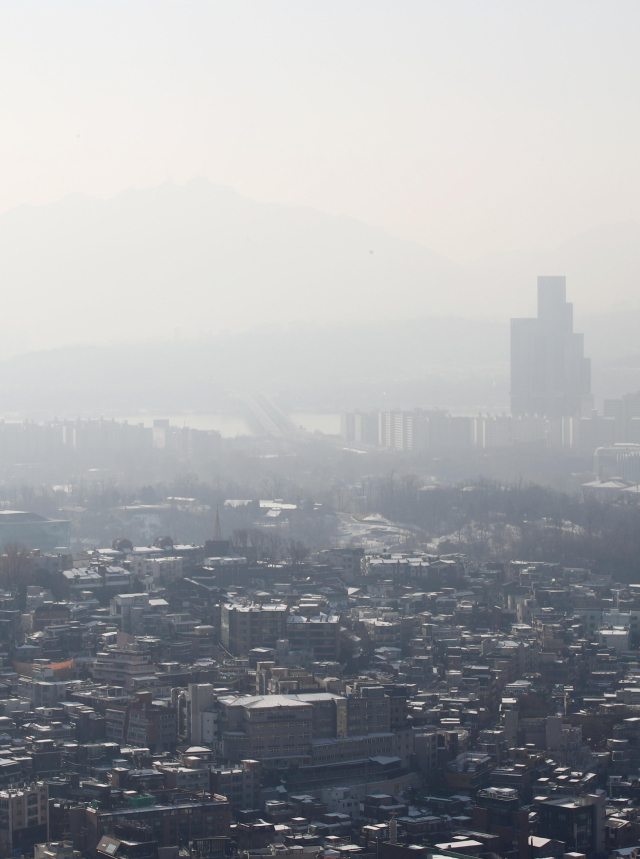 '나쁨' 수준의 미세먼지 농도가 나타난 20일 서울 남산에서 바라본 도심의 모습. /연합뉴스