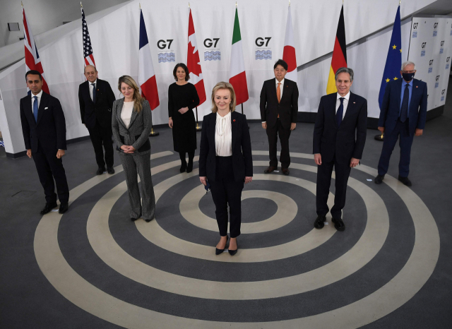 영국 리버풀서 회담 앞두고 사진 촬영하는 G7 외무장관들./AFP연합뉴스