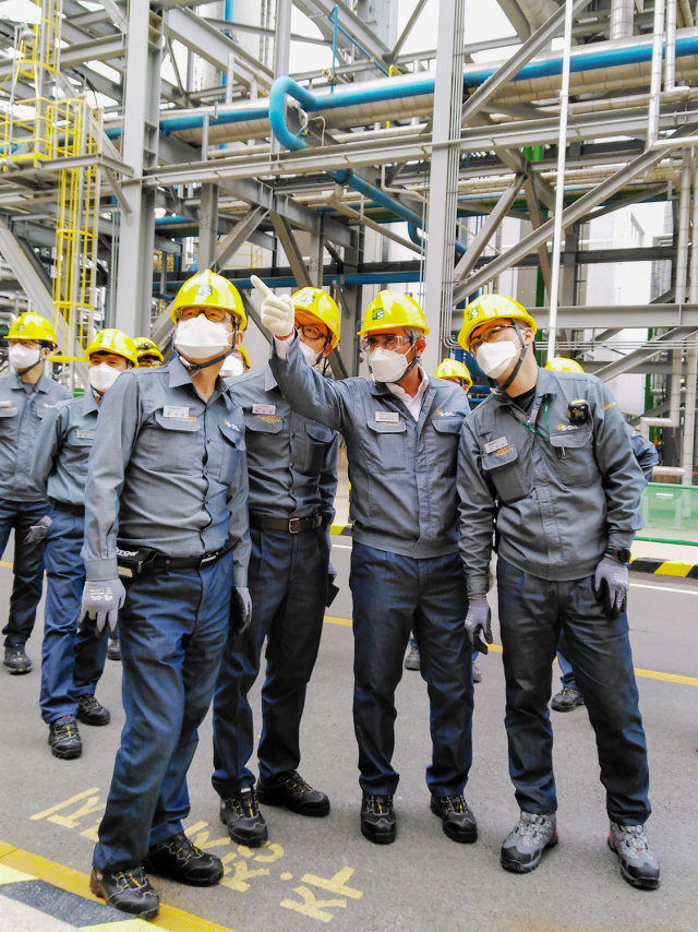 후세인 알 카타니(오른쪽 두번째) 에쓰오일 CEO가 임직원들과 함께 울산공장 생산현장에서 안전점검을 하고 있다./사진제공=에쓰오일
