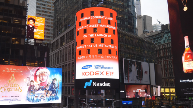 미국 뉴욕 타임스스퀘어에 위치한 나스닥 마켓사이트 전광판에 표시된 'KODEX 미국 메타버스나스닥 액티브 ETF' 상장 축하 메시지.