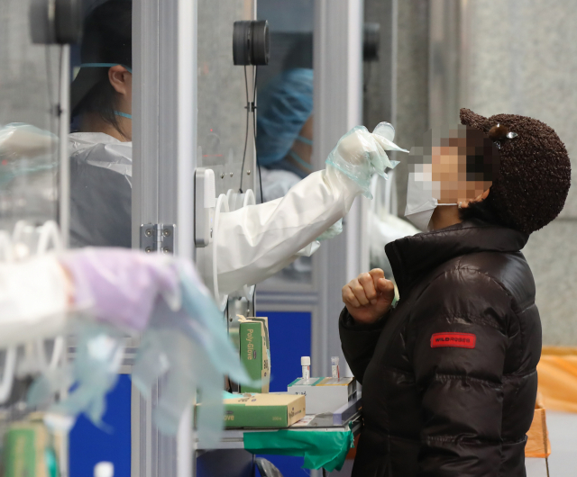 20일 오전 서울 동대문구보건소에 마련된 코로나19 임시선별진료소를 찾은 시민이 검체 검사를 받고 있다./연합뉴스