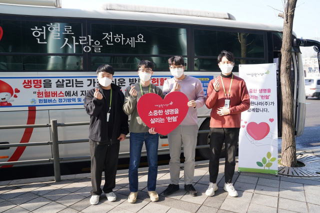 지난 20일 릴레이 헌혈 캠페인에 참여한 깨끗한나라 임직원들이 기념촬영을 하고 있다. / 사진제공=깨끗한나라
