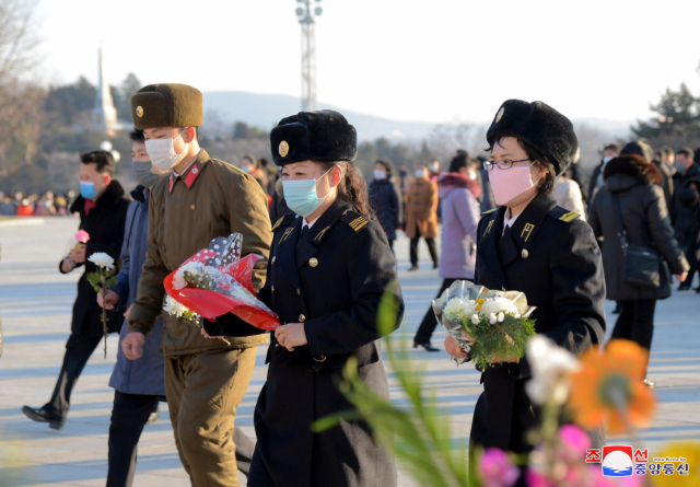 북한 주민들이 지난 17일 김정일 북한 국방위원장 10주기에 맞춰 헌화를 하기 위해 걸어가고 있다./연합뉴스