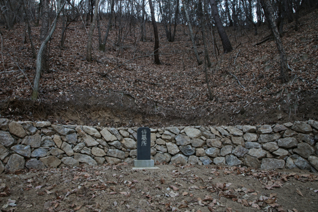 호총 근처에는 박응훈 선생이 호랑이와 함께 5년 간 시묘살이를 하던 자리가 그대로 보존돼 있다.