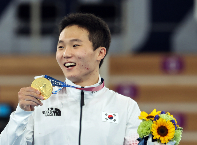 신재환이 도쿄올림픽 남자 기계체조 도마에서 우승을 차지한 뒤 금메달을 들고 미소짓고 있다. /연합뉴스