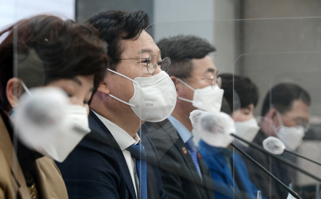 송영길(왼쪽 두번째) 더불어민주당 대표가 22일 민주당 중앙당사에서 열린 중앙선거대책위원회의에서 발언하고 있다. / 권욱 기자