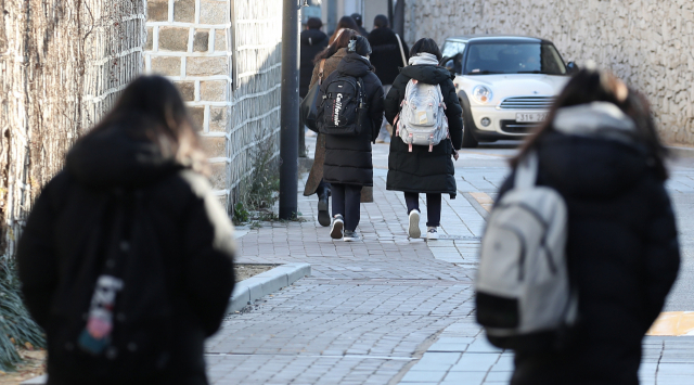 청소년 접종 늘자 점차 효과... '3차' 맞은 고령층 확진 급감