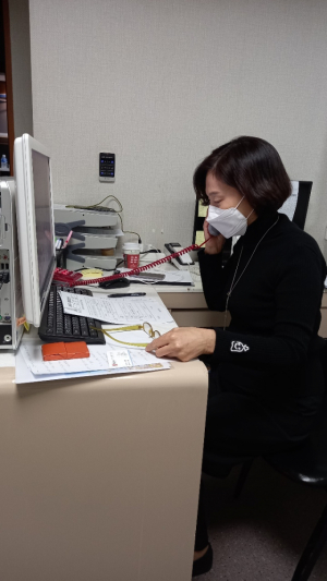 서명옥 전 서울 강남보건소장이 생활치료센터 입소 예정인 코로나19 확진자와 전화 상담을 하고 있다.