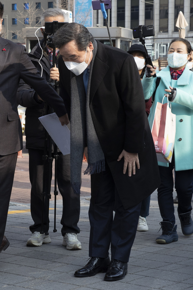 이낙연 더불어민주당 전 대표가 23일 낮 서울 중구 달개비에서 이재명 대선 후보와 오찬 회동을 위해 식당으로 들어서던 중 지지자들이 