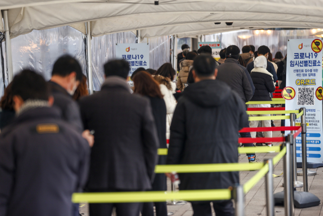 23일 오전 서울시청 앞 광장에 마련된 코로나19 임시 선별검사소에서 시민들이 줄을 서고 있다./연합뉴스