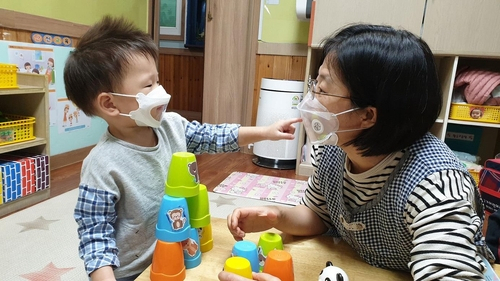 서울 종로구의 한 어린이집에서 교사가 ‘소통마스크’를 착용한 모습. /사진 제공=종로구