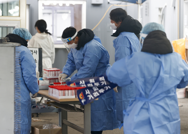 24일 오전 서울역 광장에 마련된 코로나19 임시선별검사소에서 의료진 및 관계자들이 검사 준비를 하고 있다. /연합뉴스