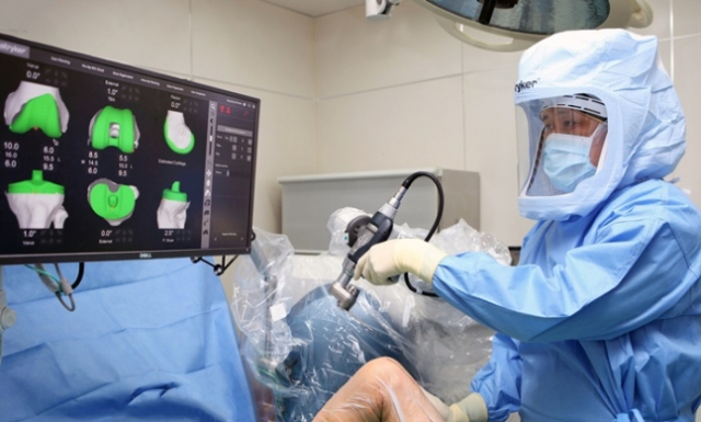 정형외과 전문의가 로봇팔을 이용해 인공관절 수술을 집도하고 있다. 로봇을 이용한 인공관절수술은 조직 손상과 출혈이 적어 환자들의 회복이 빠르다./사진 제공=힘찬병원