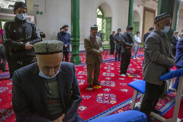 중국 신장 카슈가르에 있는 모스크에서 위구르인들과 신도들이 예배 중에 기도하고 있다./AP연합뉴스