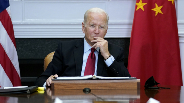 조 바이든 미국 대통령이 지난 11월 백악관 루즈벨트룸에서 시진핑 중국 국가주석과 화상으로 대화하고 있다./AP연합뉴스