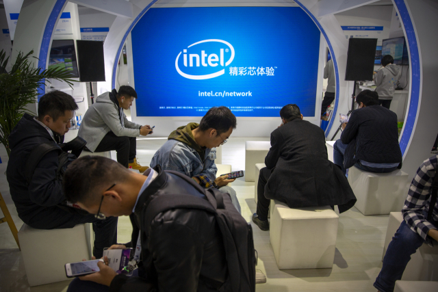지난 2019년 10월 31일 베이징에서 열린 엑스포에서 참석자들이 반도체 제조사인 인텔의 부스에 앉아있다./AP연합뉴스