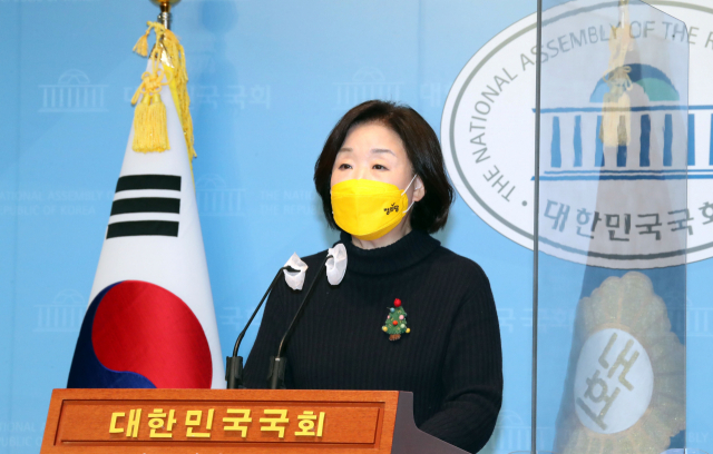 심상정 정의당 대선 후보가 24일 오후 국회 소통관에서 박근혜 전 대통령 특별사면 관련 입장을 밝히는 기자회견을 하고 있다. /권욱 기자