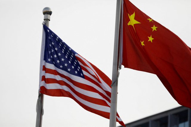 중국 베이징 소재 한 미국 기업에 걸려 있는 미중 양국의 국기 모습. /로이텨연합뉴스