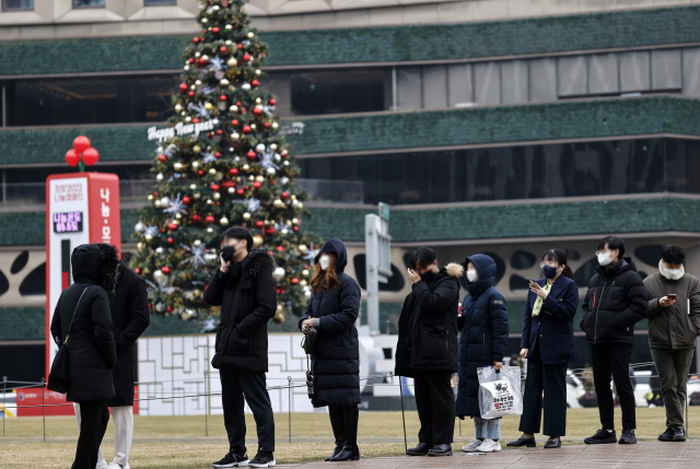 24일 서울시청 앞 광장에 마련된 코로나19 임시 선별검사소에서 시민들이 줄을 서고 있다. /연합뉴스