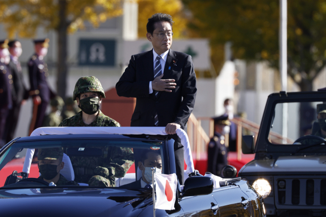 기시다 후미오 일본 총리가 지난 11월 일본 도쿄의 아사카 육상자위대 캠프에서 차량에 탑승한 채 자위대 병력을 사열하고 있다. /AP연합뉴스