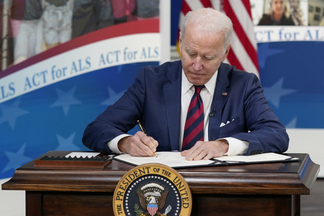 23일(현지 시간) 조 바이든 미국 대통령이 백악관에서 ‘위구르족 강제 노동 금지법’에 서명하고 있다. /AP연합뉴스