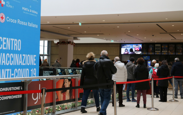지난 9일(현지시간) 이탈리아 로마 북동쪽 '포르타 디 로마' 쇼핑몰 내에 있는 접종센터에서 백신 접종 예약자들이 차례를 기다리고 있다. 이 사진은 기사와 직접적인 관련이 없습니다. /연합뉴스