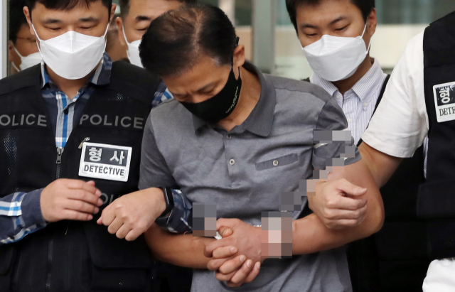 전자발찌 훼손 전후로 여성 2명 살해 혐의를 받는 강윤성이 지난 9월 7일 송파경찰서에서 이송되고 있다. /연합뉴스