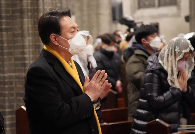 윤석열 국민의힘 대선후보가 25일 서울 명동성당에서 성탄 전야 미사를 드리고 있다./사진제공=국민의힘 선대위