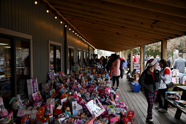 24일(현지시간) 미국 켄터키 도손 스프링스 지역민들이 청소년 휴양 시설에서 크리스마스를 맞아 기부 된 장난감을 살펴보고 있다. /로이터연합뉴스