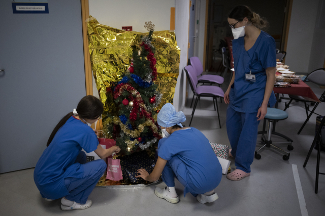 프랑스 마르세이유의 티몬 병원의 코로나 19 집중 치료실 의료진들이 24일(현지시간) 크리스마스 트리 아래에 선물을 두고 있다./AP연합뉴스
