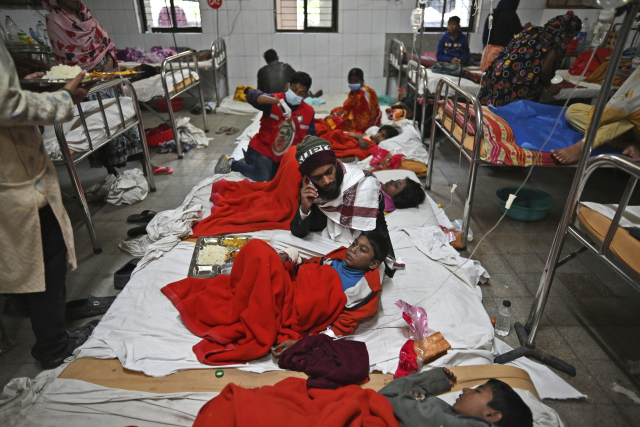 24일(현지시간) 방글라데시 남부 잘라카디 지역 수간다 강에서 이동 중 화재가 발생한 3층짜리 여객선의 생존자와 부상자들이 바리살 지역의 한 국립병원에서 치료를 받고 있다. /연합뉴스