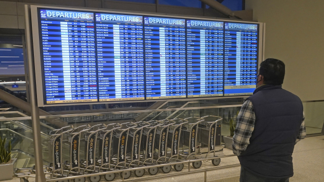 한 남성이 24일(현지시간) 미국 솔트레이크시티 국제공항에서 항공 출도착 안내판을 바라보고 있다./AP연합뉴스