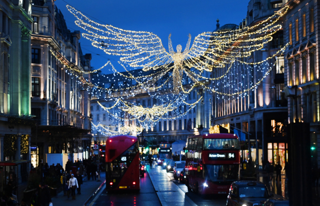 영국 런던의 리젠트 거리가 24일(현지시간) 크리스마스 분위기를 내는 장식물로 꾸며져 있다./EPA연합뉴스