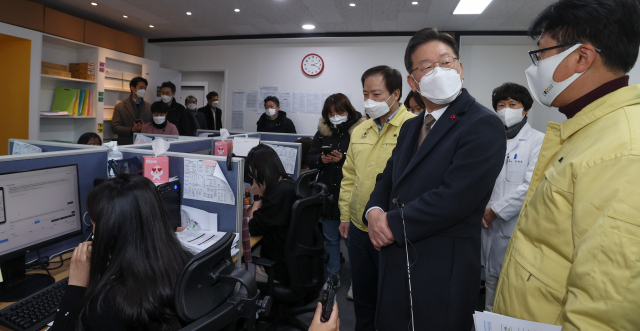 이재명 더불어민주당 대선후보가 25일 오후 서울 강남구보건소 재택치료 모니터링 센터를 방문해 관계자로부터 설명을 듣고 있다./연합뉴스